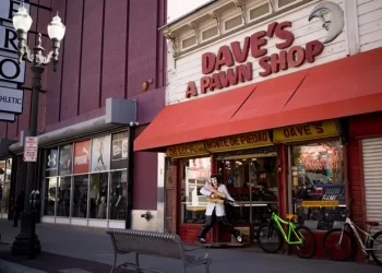 Las casas de empeño saben algo sobre la economía de EE.UU. que Biden no sabe: los tiempos siguen siendo difíciles