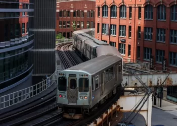 Loco ejecuta a 4 que dormían en metro de Chicago durante el día del trabajo