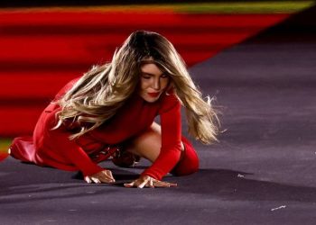 Belinda se cae en plena pasarela de L’Oreal y Anitta acude a su rescate