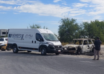 Hallan cuerpo calcinado en camioneta baleada en Reynosa