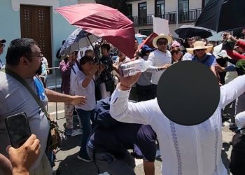 Trabajadores del Poder Judicial ofenden y lanzan bote con agua a AMLO en mitin de Veracruz
