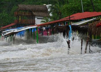 John golpea de nuevo a Guerrero como huracán: hay 6 muertos y poblados incomunicados