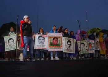 Usted nos traicionó: padres de los 43 de Ayotzinapa reclaman a AMLO por proteger al Ejército