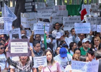 Trabajadores del PJF cierran Cámara de Diputados previo a discusión de reforma judicial 