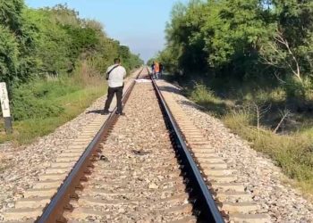 Se queda dormido en las vías y se lo lleva el tren
