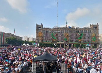 Asistentes comienzan a llenar plancha del Zócalo previo al último informe de AMLO