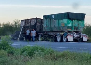 Se incendia trailer en la carretera a Reynosa