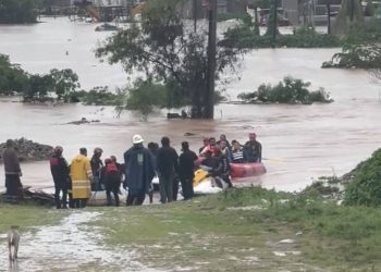 Zona Diamante de Acapulco, bajo el agua: rescatan a personas atrapadas tras paso de John