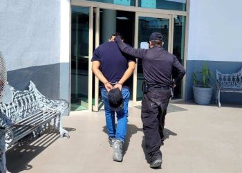 Borracho se pone violento dentro de una tienda