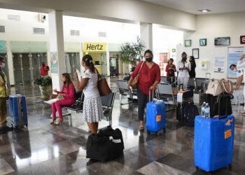 Congresistas de EU amagan con revocar visas por contratación de médicos cubanos 