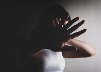 Oficial tejano renuncia tras acusaciones de abuso conyugal