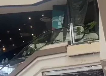 Nuevo León: Lluvias colapsan techo de centro comercial en San Pedro; hay 5 lesionados