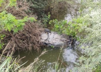 Vehículo vuelca y cae en la presa La Boca en Santiago, Nuevo León