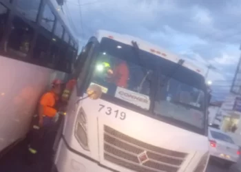 Pasajera pierde un brazo tras choque de transporte en Nuevo león