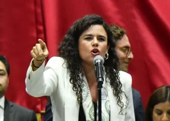 Entre porras y gritos de “fuera, fuera” Luisa María Alcalde entrega el último informe de AMLO