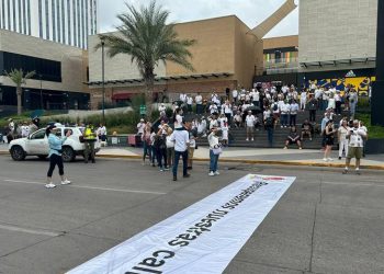 Marchan en Culiacán para exigir paz tras ola de violencia que azota el estado