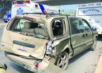 Reynosa: Microbús impacta una camioneta familiar