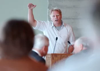 Acusaciones contra el ex-CEO de Abercrombie: sexo, drogas y acuerdos de confidencialidad