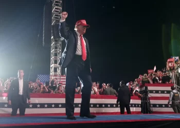 Arrestan a hombre armado cerca de un mitin de Donald Trump