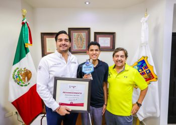Entrega Gobierno de Reynosa, en manos del Alcalde Carlos Peña, reconocimiento a destacado deportista