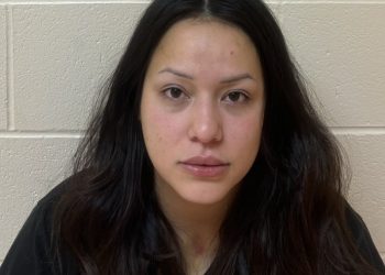 Encuentran niña deambulando en las calles, arrestan a su madre intoxicada