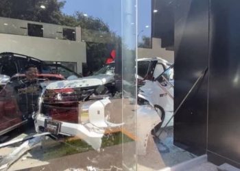 Mujer causa choque… adentro de una agencia Mitsubishi en Tepic