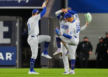 Mujer causa choque… adentro de una agencia Mitsubishi en Tepic