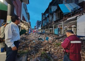 Tras fuertes lluvias, se derrumba fachada de un hotel en Tampico, Tamaulipas