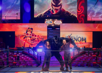 Kelly Marcel y Tom Hardy se suben al ring de la Arena México con fans de Venom 