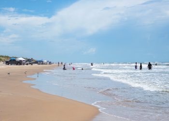 Guardia Costera busca a hombre desaparecido mientras nadaba en playa de Boca Chica