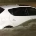 Hombre lamenta pérdida de su auto por inundaciones en Monterrey