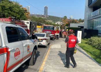 Incendio en contenedor obliga a desalojo en plaza comercial de Nuevo León