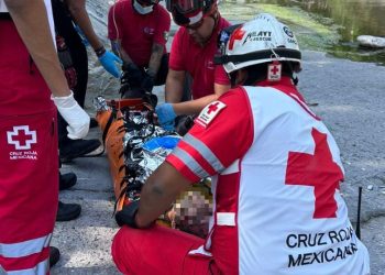 Adulto mayor fallece tras asalto y caída en arroyo en Monterrey