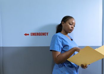 Miles de expedientes médicos encontrados en un basurero de Brownsville