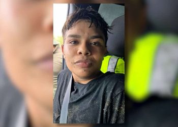 Adolescente lidera persecución y choca contra poste