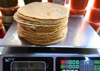 Tortilla se encarece hasta 4 pesos por el control de Gruma