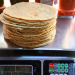 Tortilla se encarece hasta 4 pesos por el control de Gruma