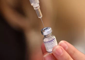 Idaho suspende programa de vacunas contra COVID-19, estados desafían a la FDA