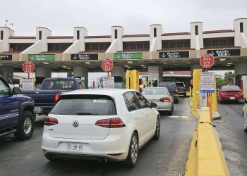 Empleado de aduanas aceptó $443,000 USD en sobornos