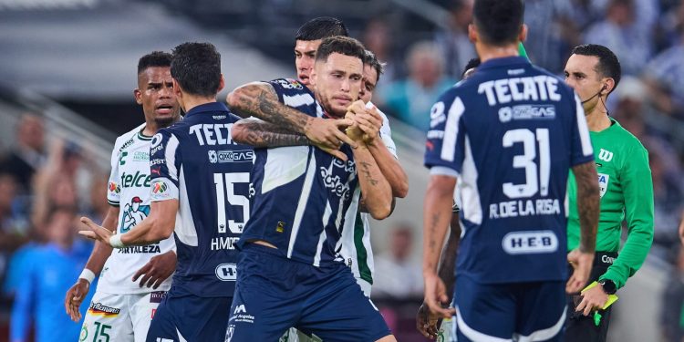 Referee Cesar Arturo Ramos shows red card to Lucas Ocampos of Monterrey during the 17th round match between Monterrey and Leon as part of the Liga BBVA MX, Torneo Apertura 2024 at BBVA Bancomer Stadium on November 10, 2024 in Monterrey, Nuevo Leon, Mexico.