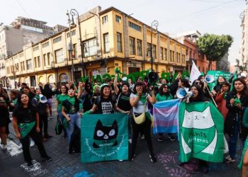 Sheinbaum evita hablar sobre iniciativa de aborto en CDMX