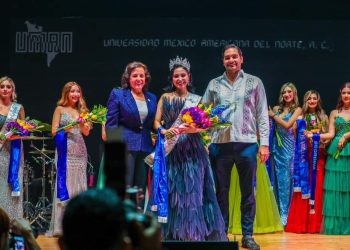 Coronó Carlos Peña Ortiz a Reina Universitaria en Reynosa