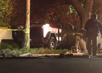 3 muertos tras choque de una Tesla Cybertruck contra un árbol y un muro en California