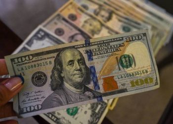 Peso mexicano cae tras apertura aún presionado por expectativas de aranceles de Trump