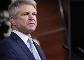 Congresista Michael McCaul se disculpa tras incidente en aeropuerto