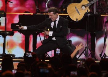 Luis Miguel explota contra sus ingenieros de audio en pleno concierto en Toluca