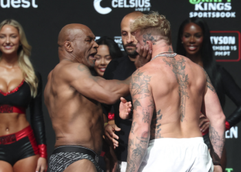 Mike Tyson cachetea a Jake Paul durante el pesaje previo a su combate