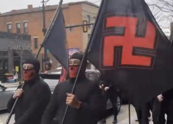 Neonazis con banderas de esvásticas y utilizando insultos raciales marchan por Columbus, Ohio