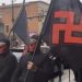 Neonazis con banderas de esvásticas y utilizando insultos raciales marchan por Columbus, Ohio
