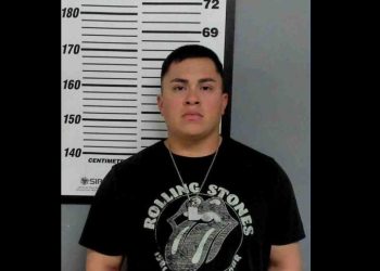 Borracho choca contra edificio de departamentos